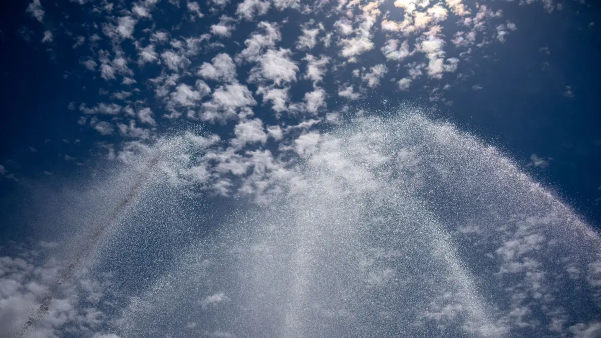 Wetter in Rheinland-Pfalz - Trier: 06.08.2026, Rheinland-Pfalz, Trier: Wasserfontänen sprühen in den Himmel. Wegen der anhaltenden Hitze sind die Gartenämter vielerorts mit dem Bewässern beschäftigt. Foto: Harald Tittel/dpa +++ dpa-Bildfunk +++
