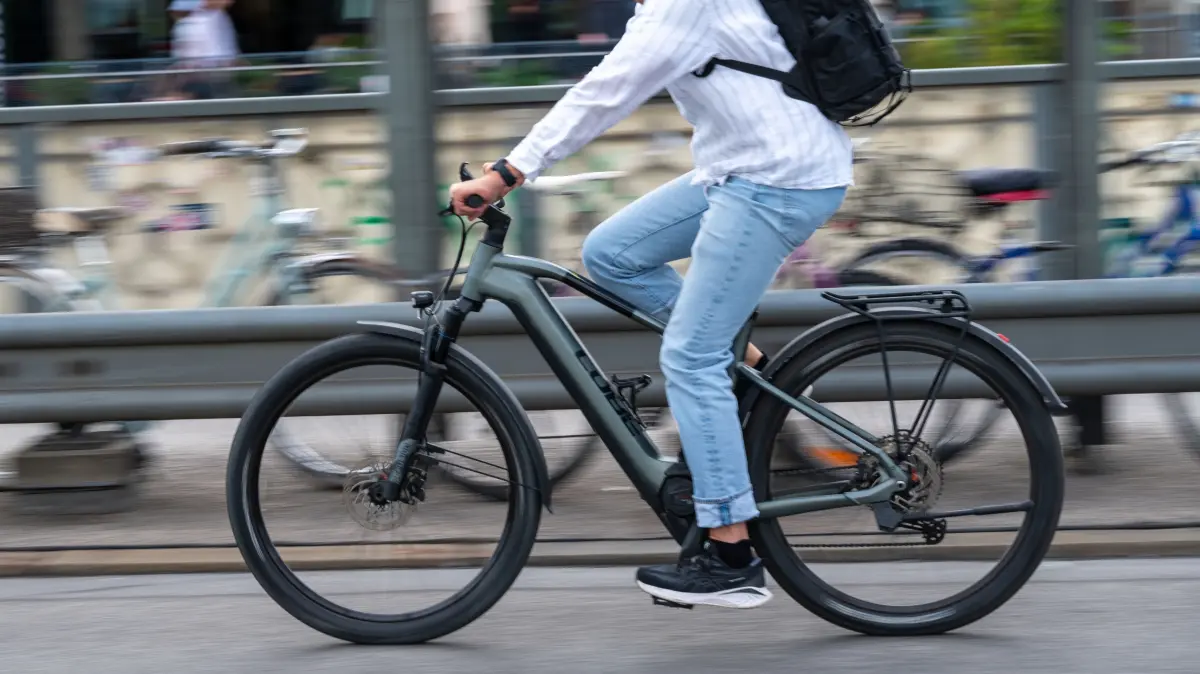 ARCHIV - 20.08.2025, Bayern, München: Ein Mann fährt mit einem Pedelec über die Hackerbrücke. (zu dpa: «E-Bike ist nicht gleich E-Bike») Foto: Leonie Asendorpf/dpa +++ dpa-Bildfunk +++