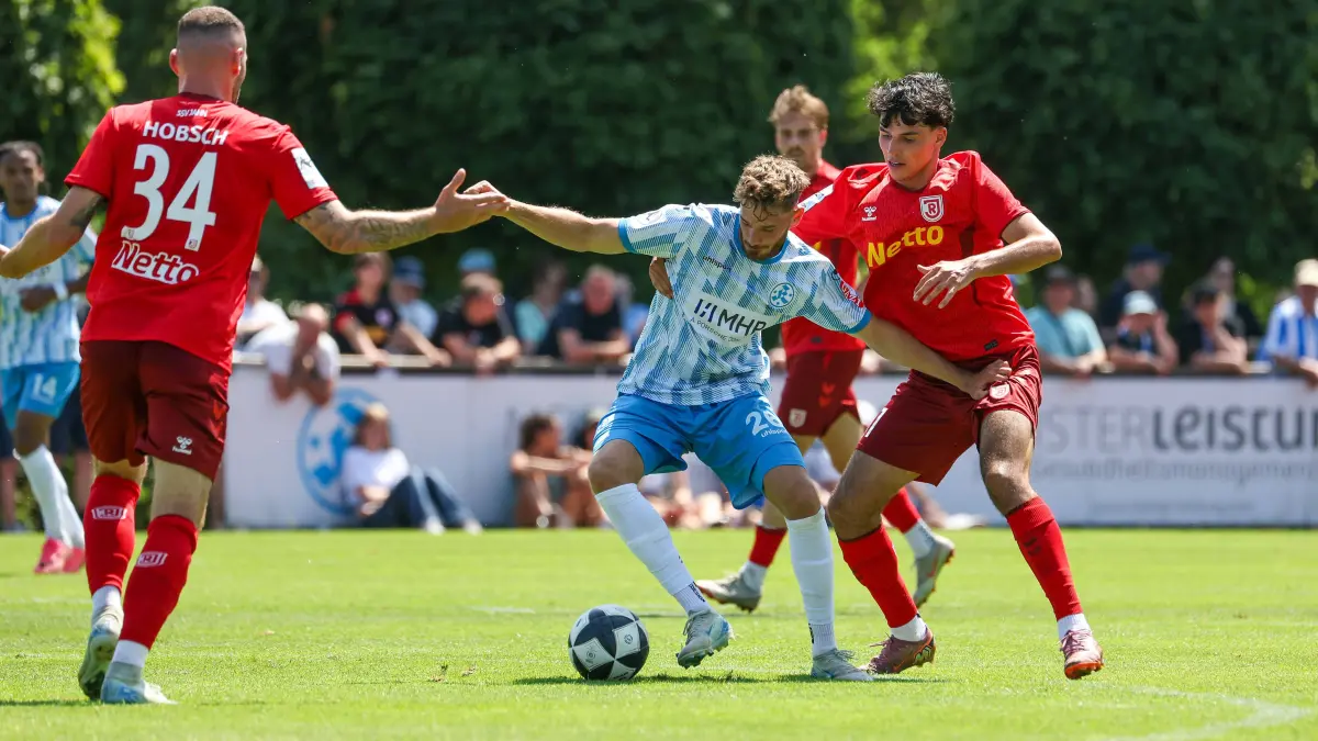 2026.07.25, Deutschland, Stuttgart, Fußball SV Stuttgarter Kickers vs. SSV Jahn Regensburg, Luca Trslic Kickers, Mitte, Marco Wörner Regensburg *** July 25, 2026, Germany, Stuttgart, Soccer: SV Stuttgarter Kickers vs. SSV Jahn Regensburg, Luca Trslic Kickers, center, Marco Wörner Regensburg