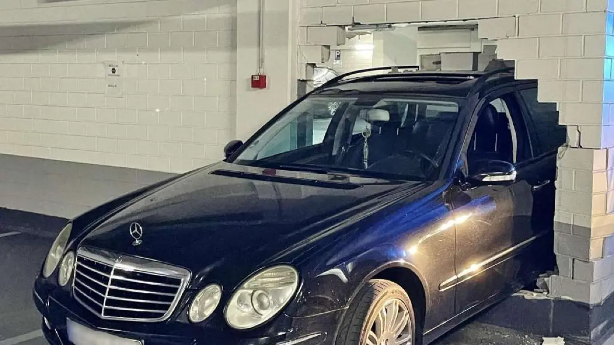 Spektakulärer Crash im Parkhaus: Auto durchbricht Innenwand und bleibt stecken
