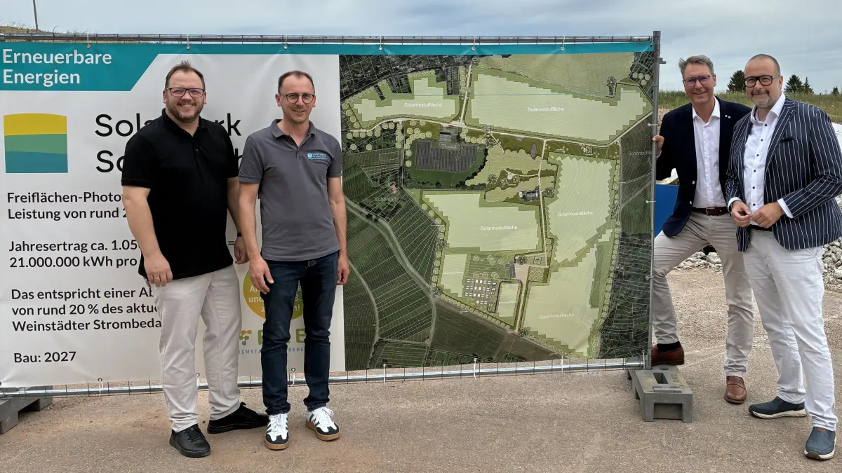 weiterer Schritt zum Solarpark Schönbühl in Weinstadt Die Personen v. l.: Kevin Latzel (Bürgermeister Remshalden), Thomas Meier (1. Betriebsleiter der Stadtwerke Weinstadt), Dr. Richard Sigel (Landrat Rems-Murr-Kreis), Michael Scharmann (Oberbürgermeister Weinstadt).