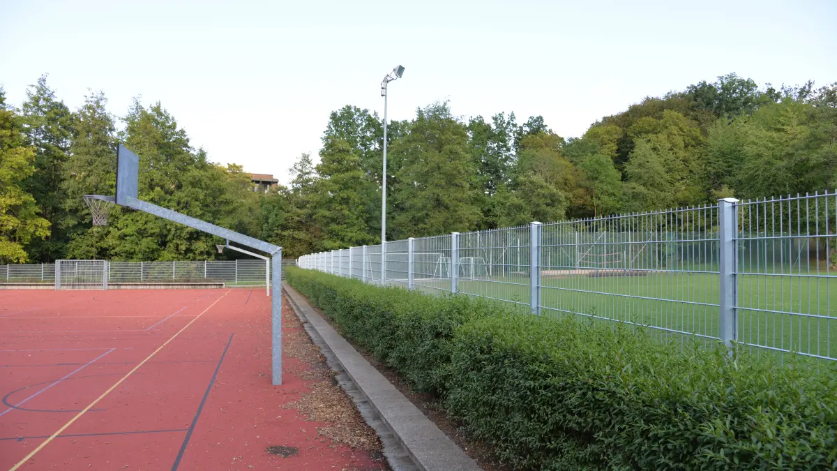 Dieser Zaun trennt seit diesem Jahr das Freibadgelände vom Basketballfeld und einem Calisthenicspark.
