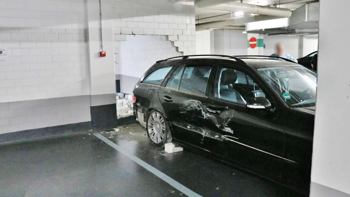 Spektakulärer Crash im Parkhaus in Backnang: Auto durchbricht Innenwand und bleibt stecken