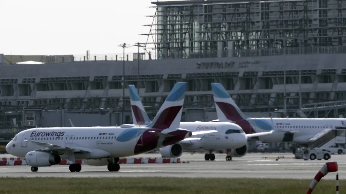 Eurowings Airbus am Flughafen Stuttgart, Pfingsten, Ferien, Urlaub, Holiday, Verkehr Eurowings Airbus at Stuttgart Airport, Pentecost, vacation, holiday, traffic Copyright: imageBROKER/DanielxKessler ibldlk17844106.jpg Bitte beachten Sie die gesetzlichen Bestimmungen des deutschen Urheberrechtes hinsichtlich der Namensnennung des Fotografen im direkten Umfeld der Veröffentlichung