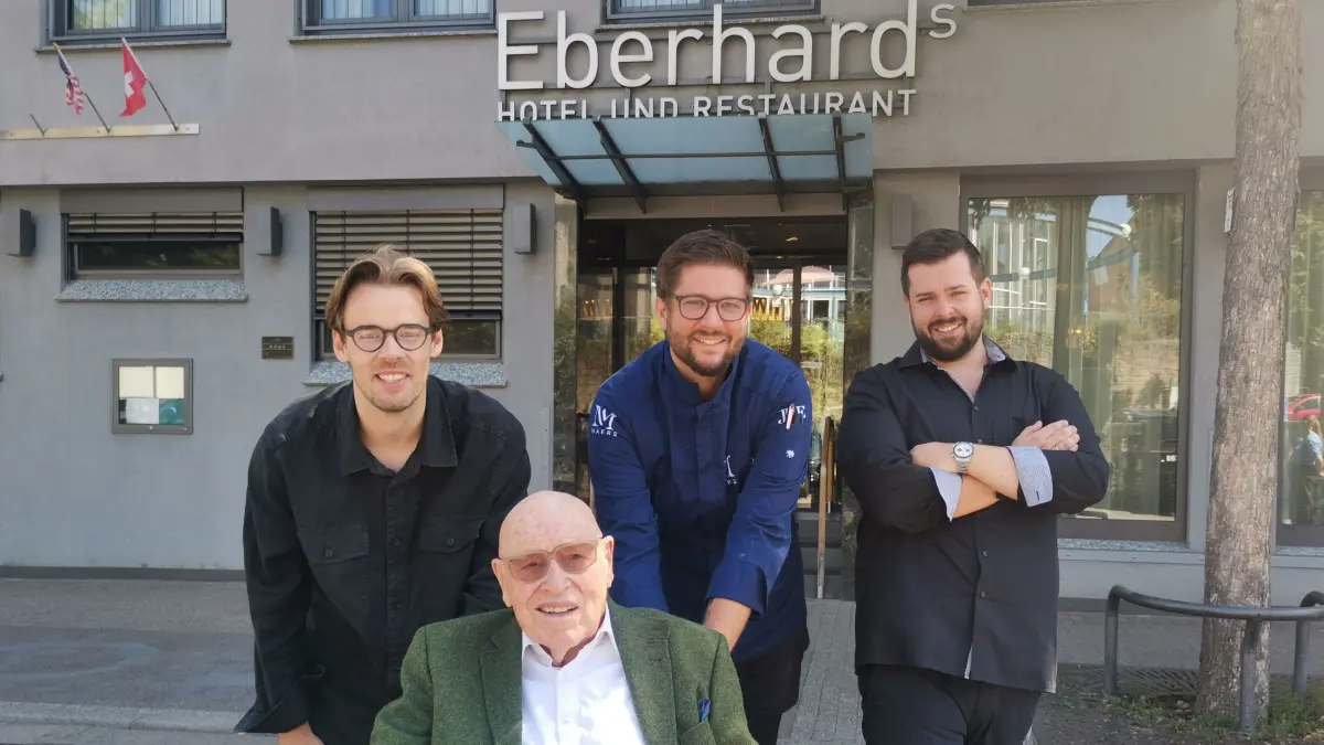 von links Bastian Fischer, Eberhard Bezner, Benjamin und Christian Merz vor dem Eberhards