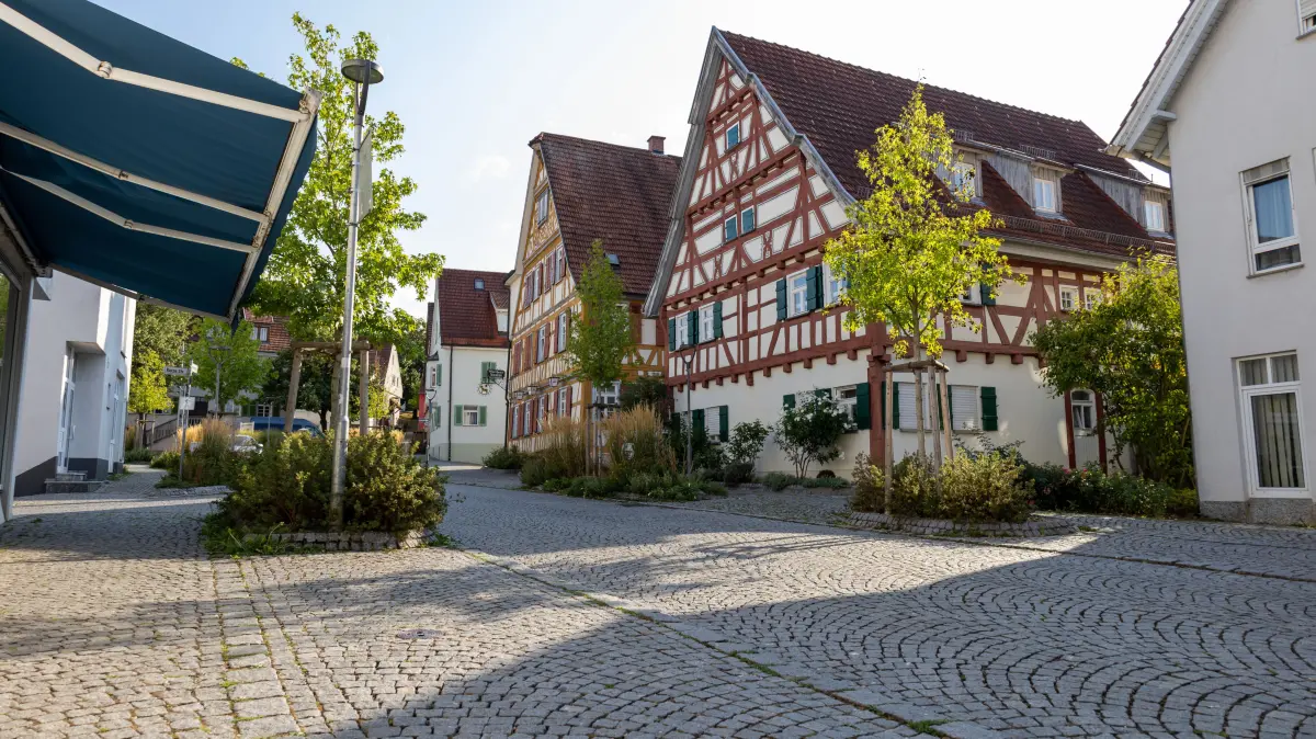 GR Deizisau, Sanierung Ortskern, Marktstraße: Viele versiegelte Flächen und die historischen Gebäudefassaden prägen das Bild des Deizisauer Ortskerns.