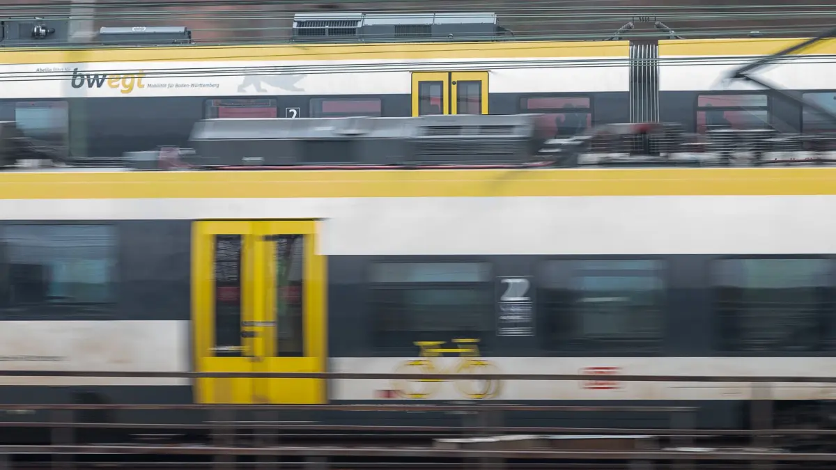 Regionalzüge Baden-Württemberg: ARCHIV - 08.02.2021, Baden-Württemberg, Stuttgart: Ein Regionalzug des privaten Bahnbetreibers Abellio (hinten) fährt vor dem Stuttgarter Hauptbahnhof hinter einem Zug der DB Regio. (zu dpa: «Weiter Einschränkungen zwischen Tübingen und Stuttgart») Foto: Sebastian Gollnow/dpa +++ dpa-Bildfunk +++