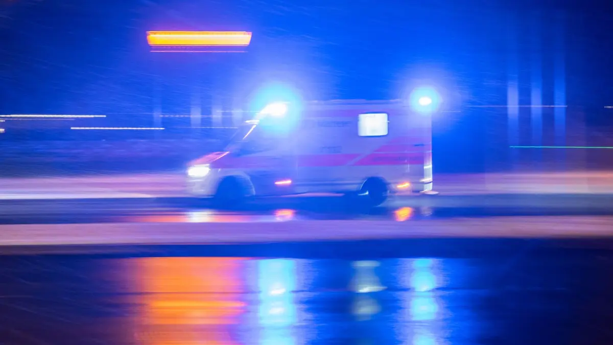 Ein Krankenwagen ist mit Blaulicht im Einsatz: ARCHIV - 05.12.2023, Berlin: Ein Krankenwagen ist mit Blaulicht im Einsatz. (zu dpa: «Auto erfasst zwei Fußgänger - Mann in Lebensgefahr») Foto: Sebastian Gollnow/dpa +++ dpa-Bildfunk +++