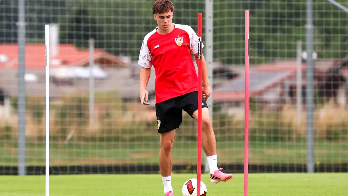 Fußball VfB Stuttgart Trainingslager: 07.08.2026, Deutschland, Grassau, Fußball Bundesliga, Saison 2026/2027, Trainingslager VfB Stuttgart, Leo Sauer *** August 7, 2026, Germany, Grassau, Bundesliga, 20262027 season, VfB Stuttgart training camp, Leo Sauer