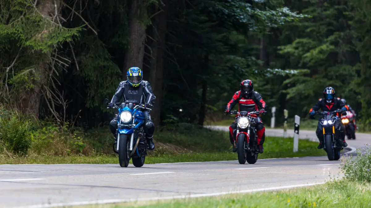 Eine Gruppe Motorradfahrer geniesst im Südschwarzwald eine Ausfahrt auf ihren Zweirädern. Bonndorf im Schwarzwald, Deutschland, 01.08.2022