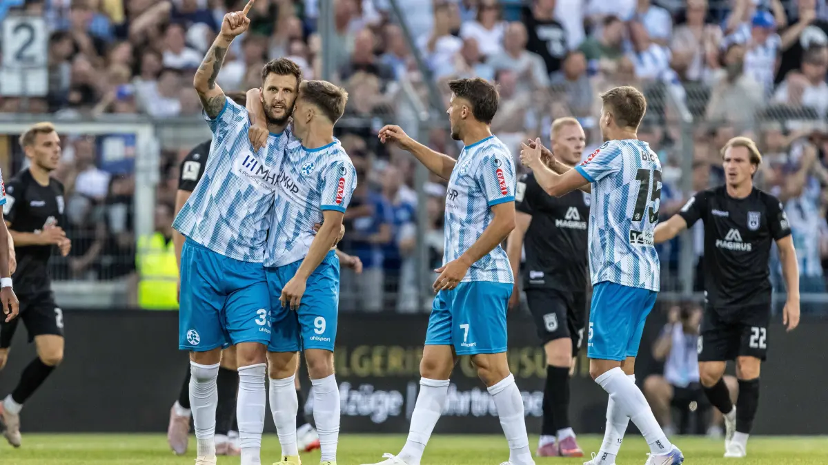 SV Stuttgarter Kickers vs. SSV Ulm 1846 Fußball, Fussball, Regionalliga, 1. Spieltag, GAZI-Stadion auf der Waldau Stuttgart 07.08.26 Torjubel Jubel Freude nach Treffer Tor Torschuss zum 1:1 durch Dejan Bozic Stuttgarter Kickers, 33, Sebastian Müller SV Stuttgarter Kickers, 09, Yannick Glessing SV Stuttgarter Kickers, 07, Nico Blank SV Stuttgarter Kickers, 15 SV Stuttgarter Kickers vs. SSV Ulm 1846 Fußball, Fussball, Regionalliga, 1. Spieltag, GAZI-Stadion auf der Waldau Stuttgart 07.08.26 Foto: Lucca Fundel Stuttgart GAZI-Stadion auf der Waldau Baden-Württemberg Deutschland *** SV Stuttgarter Kickers vs. SSV Ulm 1846 Soccer, Regionalliga, Matchday 1, GAZI Stadium at Waldau, Stuttgart, August 7, 2007, Goal celebration, Cheering, Joy after a goal, Goal, Shot on goal to make it 11 by Dejan Bozic Stuttgarter Kickers, 33, Sebastian Müller SV Stuttgarter Kickers, 09, Yannick Glessing, SV Stuttgarter Kickers, 07, Nico Blank, SV Stuttgarter Kickers, 15, SV Stuttgarter Kickers vs. SSV Ulm 1846, soccer, Regionalliga, Matchday 1, GAZI Stadium on the Waldau, Stuttgart, August 26, 2007. Photo by Lucca Fundel, Stuttgart, GAZI Stadium on the Waldau, Baden-Württemberg, Germany