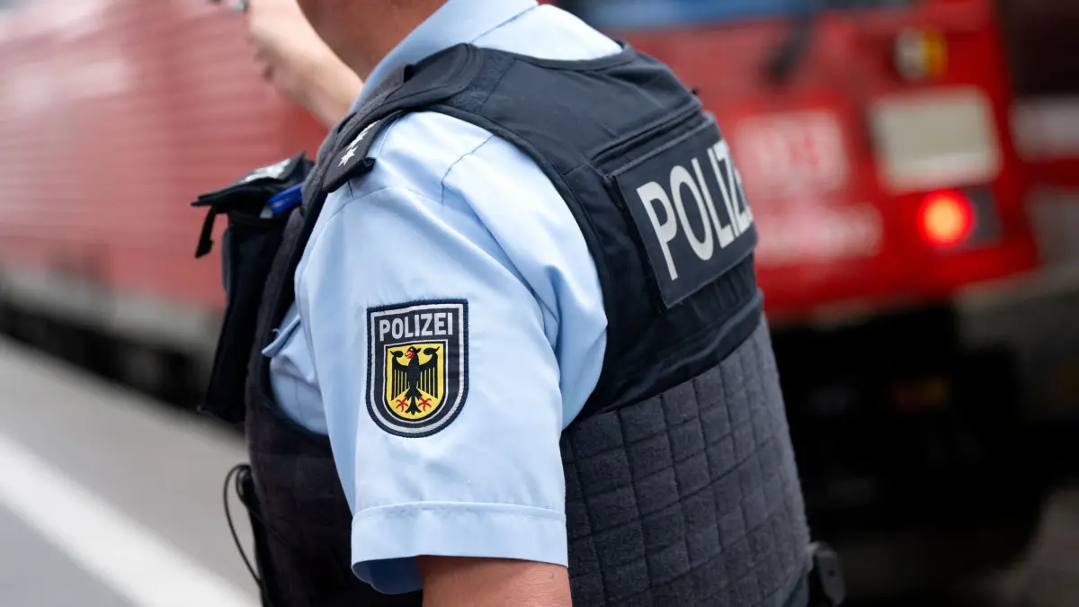Bundespolizei: ARCHIV - 03.07.2024, Bayern, München: Ein Bundespolizist steht an einem Bahnsteig vor einem Zug der Deutschen Bahn. (zu dpa: «Nach Ticketkontrolle: Zugbegleiterin ins Gesicht geschlagen») Foto: Sven Hoppe/dpa +++ dpa-Bildfunk +++