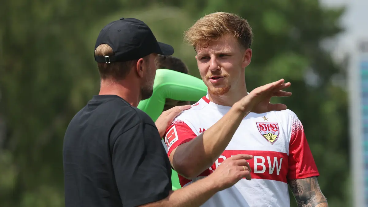 Finn Jeltsch im Austausch mit Trainer Sebastian Hoeneß