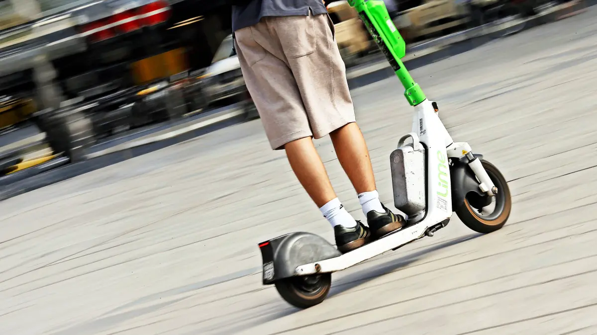 Ein Mann fährt mit einem E-Scooter über den Vorplatz vom Hauptbahnhof Köln. Köln Nordrhein-Westfalen *** A man rides an e-scooter across the plaza in front of Cologne Central Station, Cologne, North Rhine-Westphalia