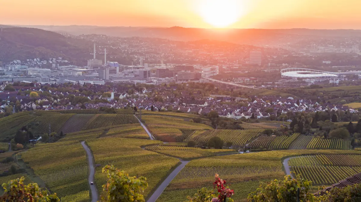 Germany, Baden-Wuerttemberg, Stuttgart Untertuerkheim and Bad Cannstatt, Industry, Mercedes Benz factory, Mercedes Benz Arena, vineyards in autumn at sunset PUBLICATIONxINxGERxSUIxAUTxHUNxONLY WDF04965