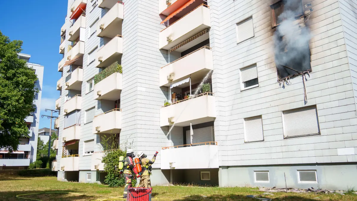 Löscharbeiten im zweiten Obergeschoss des betroffenen Hauses