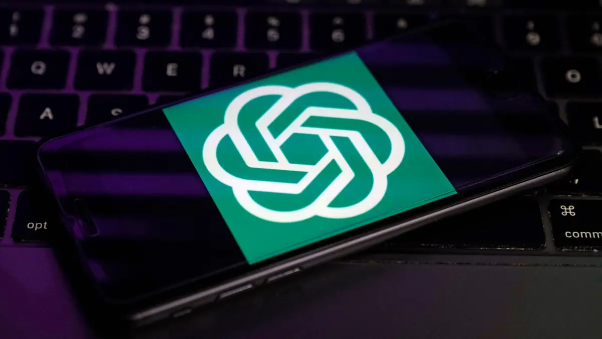 OpenAI-Logo: ARCHIV - 31.01.2023, USA, New York: Das Logo von OpenAI, dem Entwickler von ChatGPT, wird auf dem Bildschirm eines Smartphones angezeigt. (zu dpa: «ChatGPT schreibt für viele die fesselnderen Kurzgeschichten») Foto: Richard Drew/AP/dpa +++ dpa-Bildfunk +++
