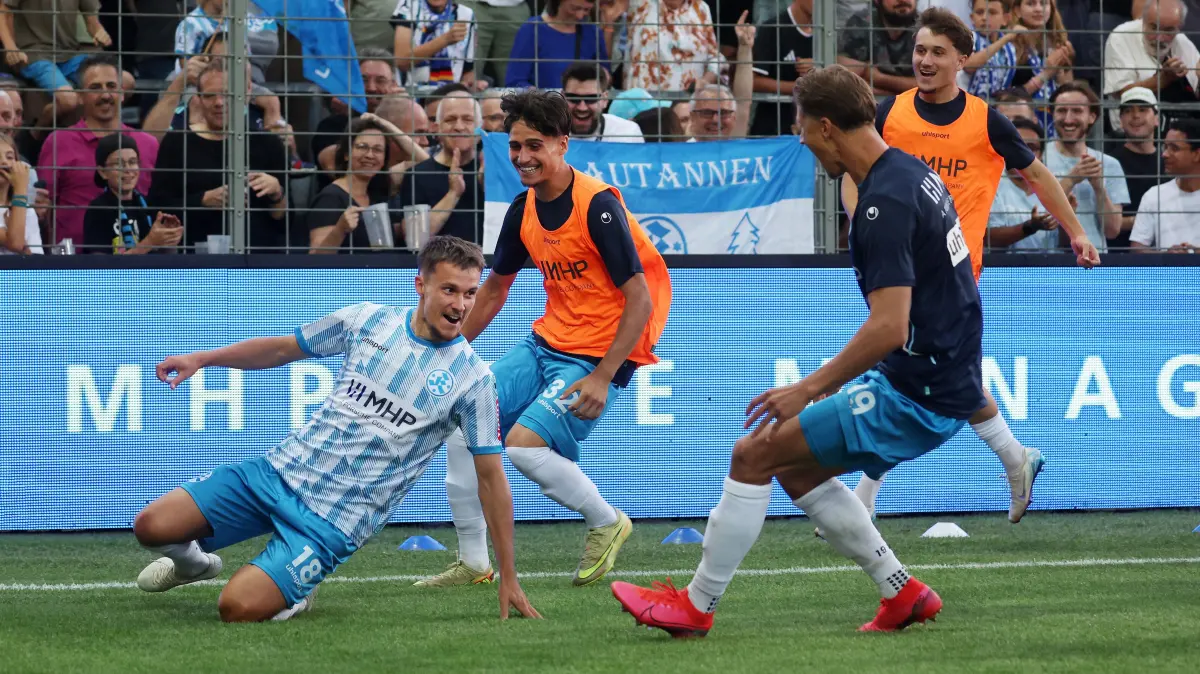 Fußball Stuttgarter Kickers vs. SSV Ulm: BAU // 2026.08.07, Deutschland, Stuttgart-Degerloch, Fußball Stuttgarter Kickers vs. SSV Ulm, v.l. Torschütze Maximlian Zaiser, Leandro Mendes Rangel, Nico Fundel (Kickers) jubeln über das Tor zum 2:1