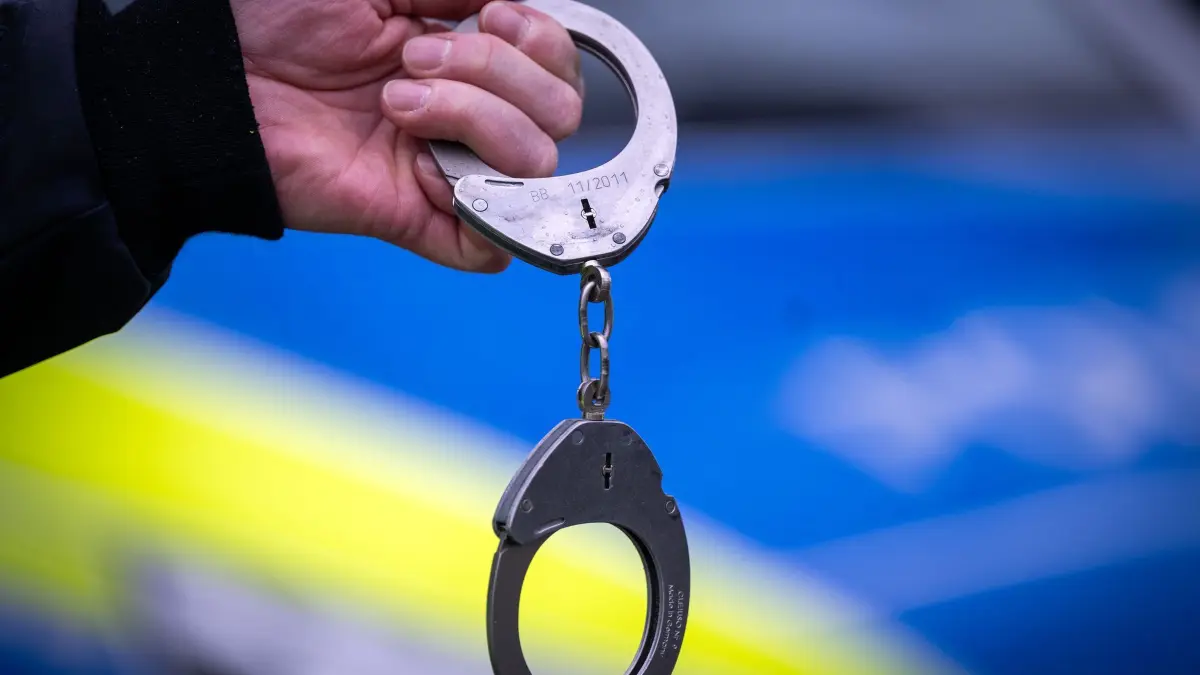 72-Jährige brutal in Wohnung überfallen - drei Festnahmen