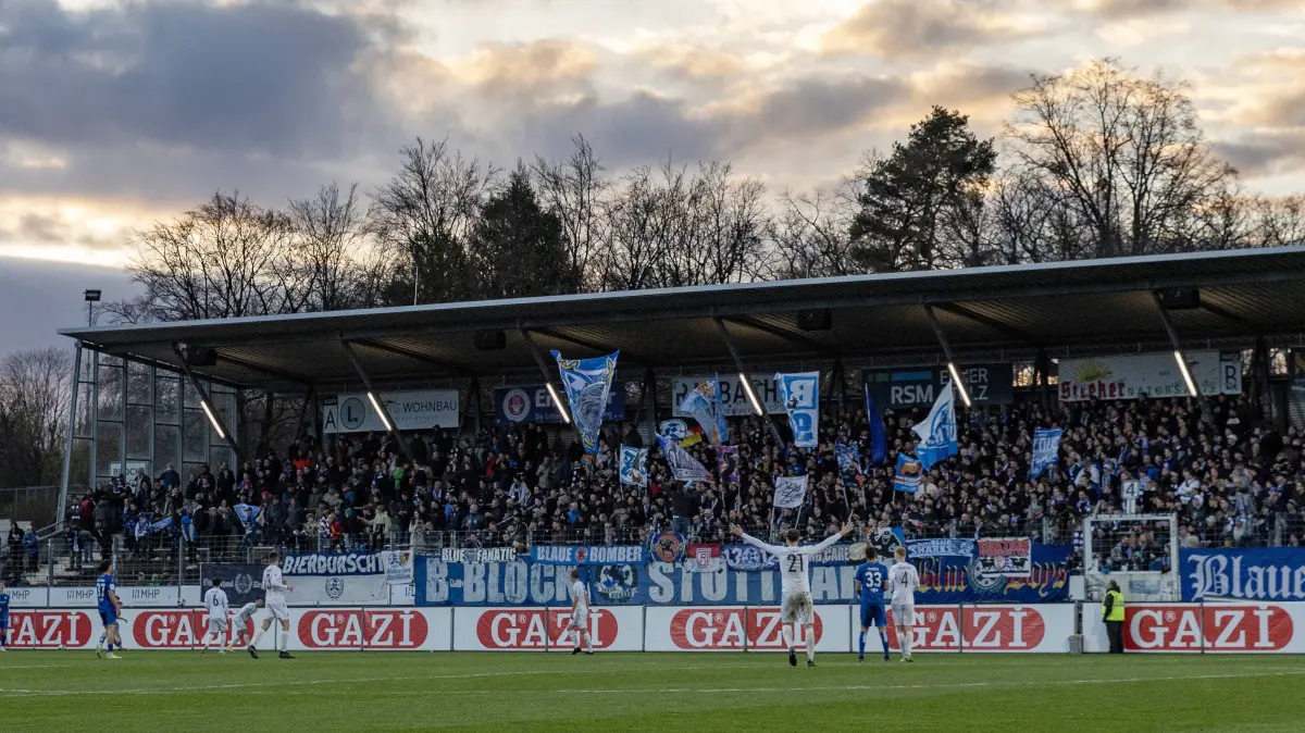 Bau// Stuttgart , Fußball Regionalliga Südwest , Stuttgarter Kickers vs. SG Barockstadt Fulda-Lehnerz , Spielszene vor der Gegentribüne im Gazi-Stadion