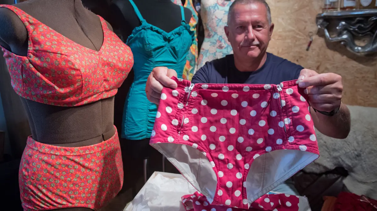 30.06.2020, Mecklenburg-Vorpommern, Ahlbeck: Jürgen Kraft, Bademodensammler zeigt einen Bikini des französischen Modeschöpfers Réard aus dem Jahr 1953. Der heute sehr brav wirkende Bikini von 1953 ist aus Baumwolle ohne Elasthan gefertigt. Diesen Namen gab Réard seinem neuen Zweiteiler erst angesichts der US-amerikanischen Atombombenversuche am Bikini-Atoll 1946, wenige Tage vor der Modenschau. Heute gilt der 5. Juli als Bikini-Day. Am 5. Juli bekommt der Bikini in Bad Rappenau ein Museum. Etwa 1200 Ausstellungsstücke sollen künftig im BikiniArtMuseum zu sehen sein. Foto: Stefan Sauer/dpa +++ dpa-Bildfunk +++