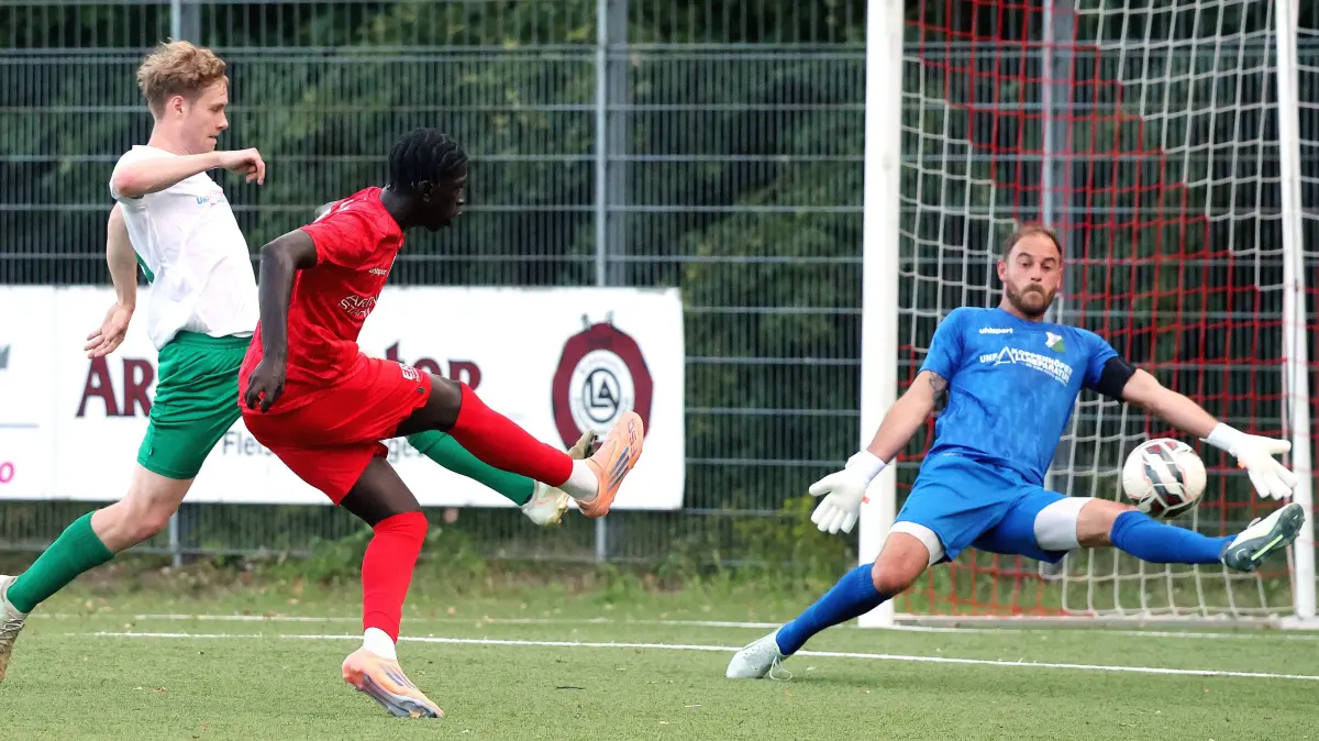 Fußball FV Löchgau vs. TSV Heimerdingen : BAU // Löchgau , Landesliga Fußball FV Löchgau vs. TSV Heimerdingen , Tor zum 2 : 0 , von links: Martin Kuchtanin ( Heim ) / Torschütze Mouhamad Gueye ( Löch ) / Lukas Emmrich ( Heim )
