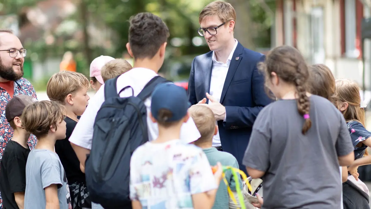 Oberbürgermeister Markus Kleemann besucht die Ferienfreizeit Eichholzer Täle