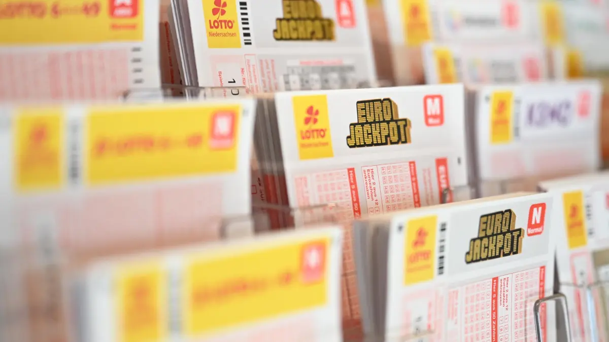 Lotto: ARCHIV - 01.12.2025, Niedersachsen, Hannover: Mehrere Lotto- und Eurojackpot-Spielscheine liegen in einer Auslage. (zu dpa: «Eurojackpot: Fast 33 Millionen Euro gehen nach NRW») Foto: Shireen Broszies/dpa +++ dpa-Bildfunk +++