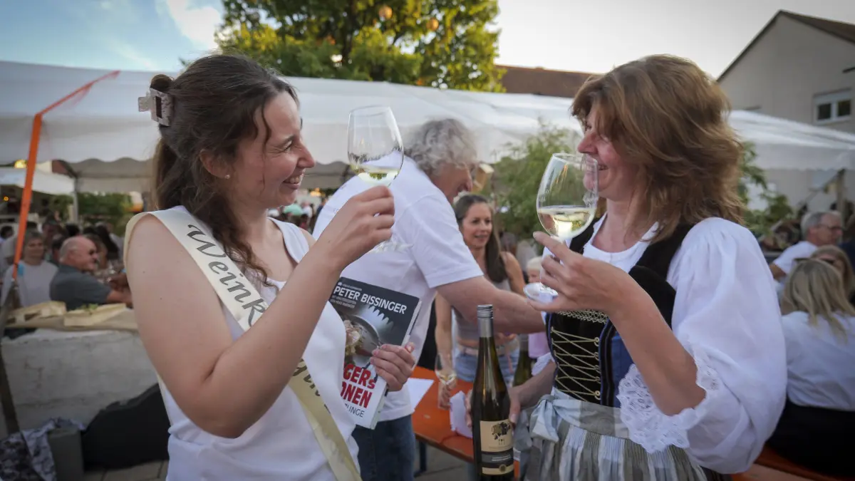 Weinfest: Renningen - Weinfest in der Stadtmitte. Es wurde beim 3. Weindorf eine Weinkönigin gekürt. Im Bild: neue Weinkönigin Stefanie Böhm (links) und ate Weinkönigin Tanja Böhmler (rechts)