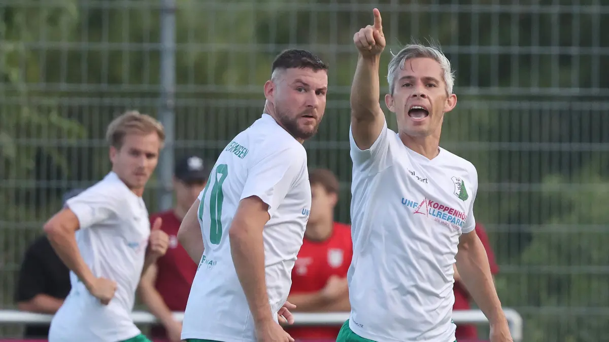 Fußball FV Löchgau vs. TSV Heimerdingen : BAU // Löchgau , Landesliga Fußball FV Löchgau vs. TSV Heimerdingen , rechts: Gabriel Fota ( Heim )