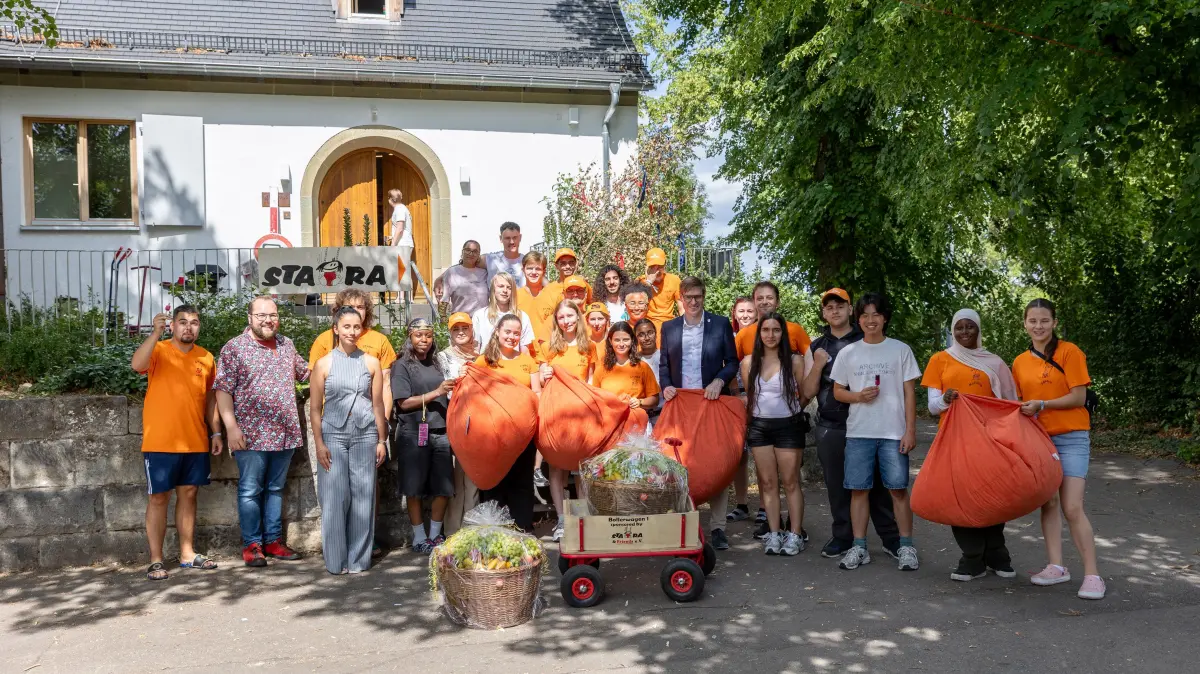 Gruppenfoto mit den ehrenamtlichen Betreuerinnen und Betreuern der STARA und Oberbürgermeister Markus Kleemann