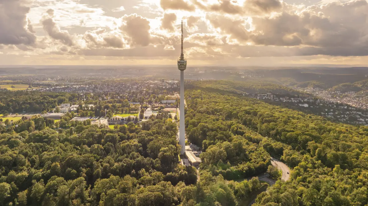 Der Fernsehturm thront über einem großen Wald mit sanften Hügeln und weitem Himmel im Hintergrund, Stuttgart, Deutschland, Europa The television tower towers above a large forest with rolling hills and a wide sky in the background, Stuttgart, Germany, Europe Copyright: imageBROKER/ManuelxKamuf ibxmlk11521612.jpg Bitte beachten Sie die gesetzlichen Bestimmungen des deutschen Urheberrechtes hinsichtlich der Namensnennung des Fotografen im direkten Umfeld der Veröffentlichung