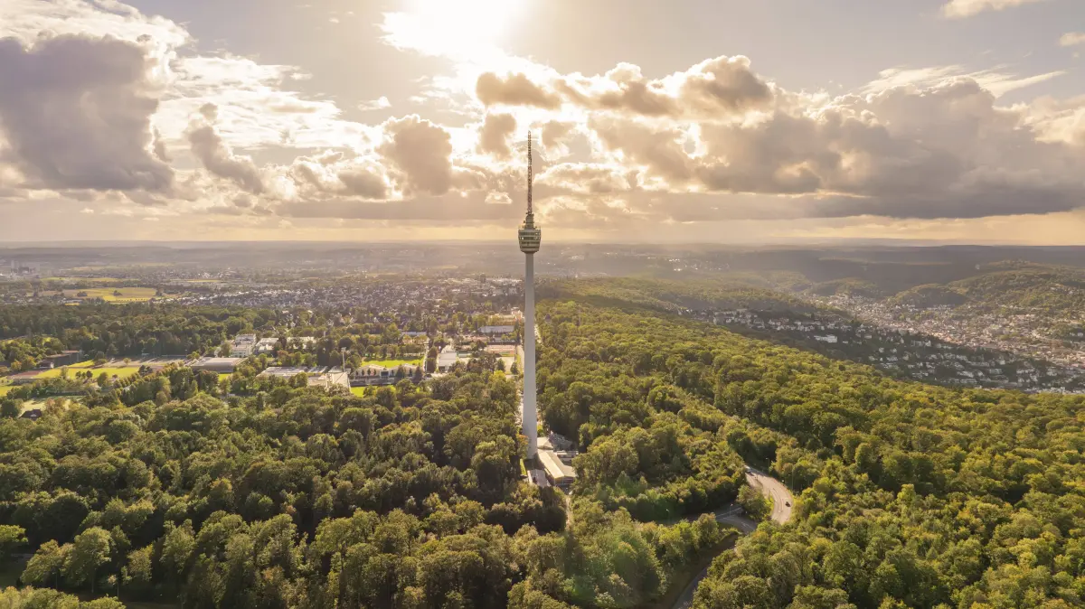 Der Fernsehturm thront über einem großen Wald mit sanften Hügeln und weitem Himmel im Hintergrund, Stuttgart, Deutschland, Europa The television tower towers above a large forest with rolling hills and a wide sky in the background, Stuttgart, Germany, Europe Copyright: imageBROKER/ManuelxKamuf ibxmlk11521612.jpg Bitte beachten Sie die gesetzlichen Bestimmungen des deutschen Urheberrechtes hinsichtlich der Namensnennung des Fotografen im direkten Umfeld der Veröffentlichung