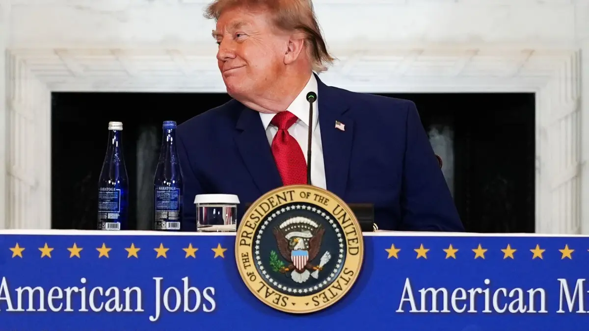 US-Präsident Trump: 07.08.2026, USA, Washington: US-Präsident Donald Trump spricht im Außenministerium während einer Diskussionsrunde zum Thema amerikanische Bergbauindustrie. Foto: Julia Demaree Nikhinson/AP/dpa +++ dpa-Bildfunk +++