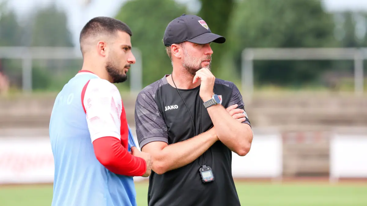 Fußball VfB Stuttgart Trainingslager: BAU // 07.08.2026, Deutschland, Grassau, Fußball Bundesliga, Saison 2026/2027, Trainingslager VfB Stuttgart, v.l. Deniz Undav, VfB Trainer Sebastian Hoeneß
