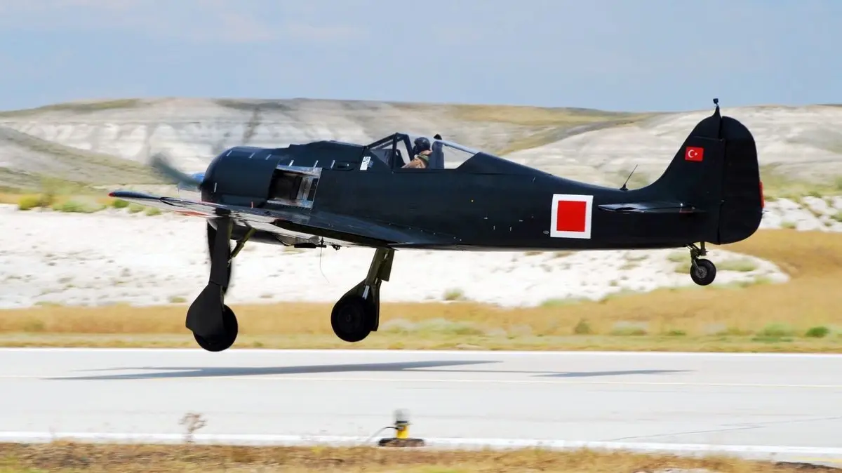 Die Focke-Wulf Fw 190, genannt „Würger“, war ein Jagdflugzeug des Zweiten Weltkriegs. Die Maschine wurde von Focke-Wulf in Bremen unter der Leitung von Chefkonstrukteur Kurt Tank entwickelt. Ab 1941 wurden rund 19.500 Fw 190 in verschiedenen Versionen für die Luftwaffe produziert und als zweiter Standardjäger neben der Messerschmitt Bf 109 eingesetzt.