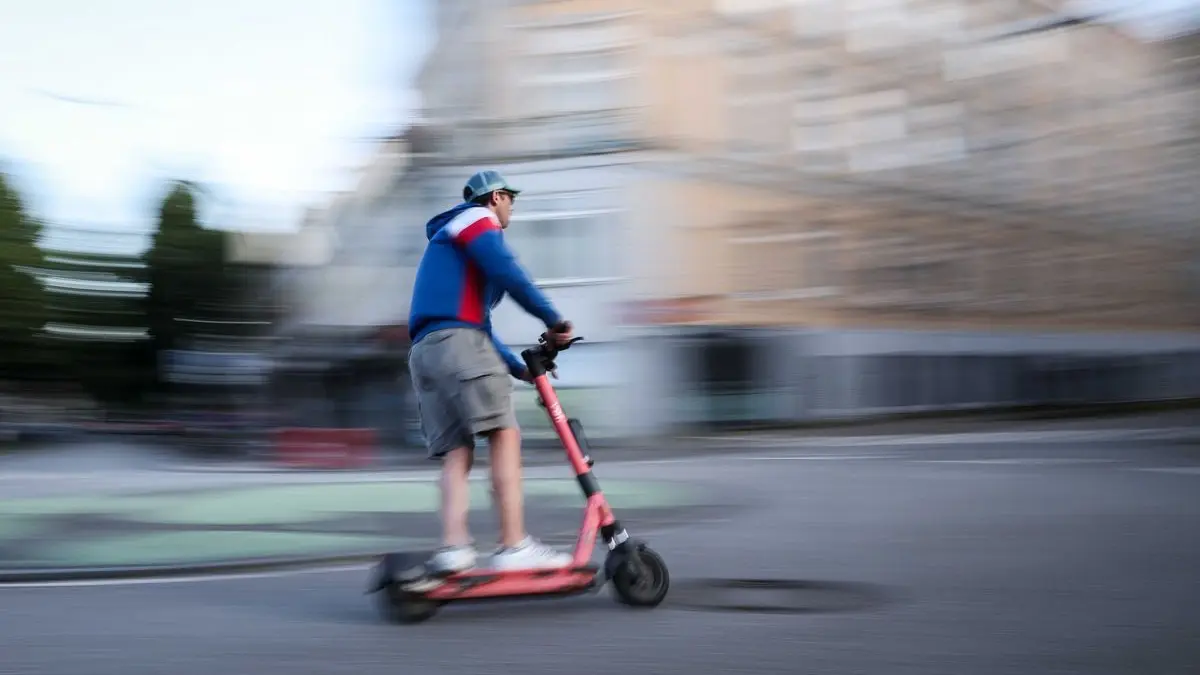 Die allermeisten jugendlichen E-Scooter-Fahrer tragen keinen Schutzhelm.