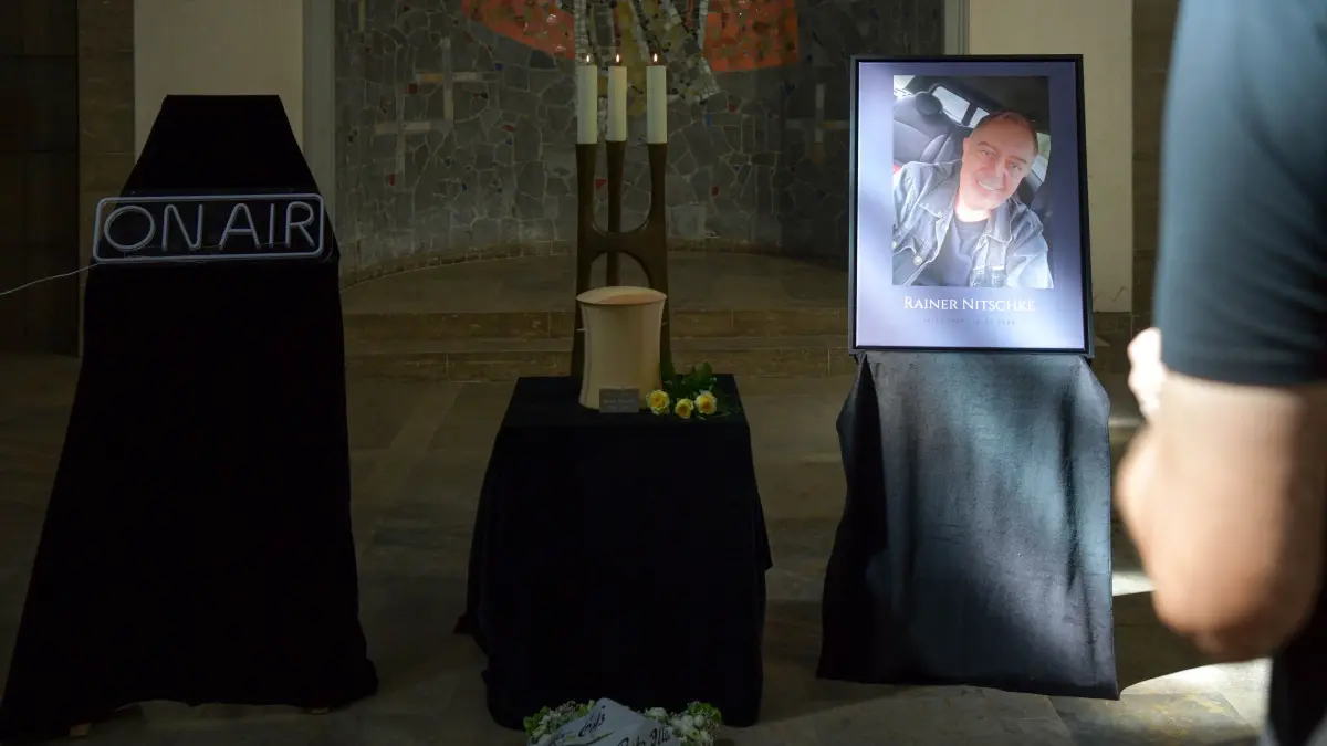 Trauerfeier, Rainer Nitschke : Stuttgart, Waldfriedhof.
Trauerfeier und Beisetzung des Radiomoderators Rainer Nitschke (auf Initiative des Online-Portals "EchtStuttgart"). Spenden für das Baumgrab auf dem Waldfriedhof kamen u.a. von Peter Maffay, und OB Nopper hat auch geholfen.