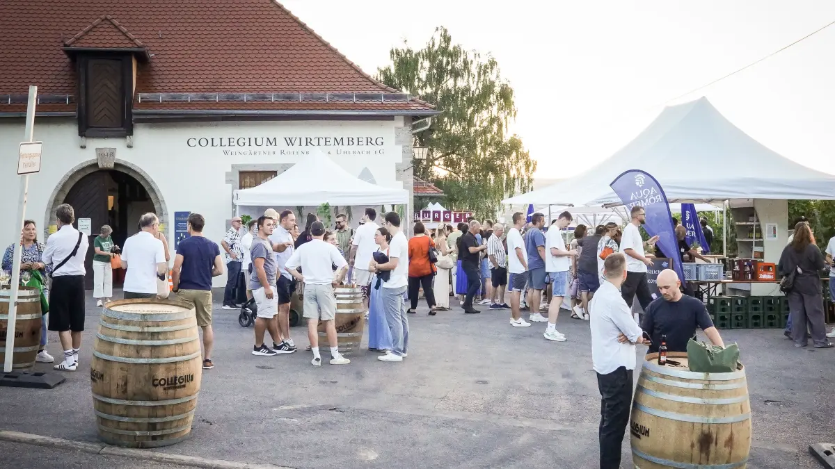Gastro. Das Collegium Wirtemberg lädt zur Weinmeile. Hunderte Besucher genießen Wein und Sonnenuntergang in den Weinbergen mit Blick auf Stuttgart : Gastro. Das Collegium Wirtemberg lädt zur Weinmeile. Hunderte Besucher genießen Wein und Sonnenuntergang in den Weinbergen mit Blick auf Stuttgart