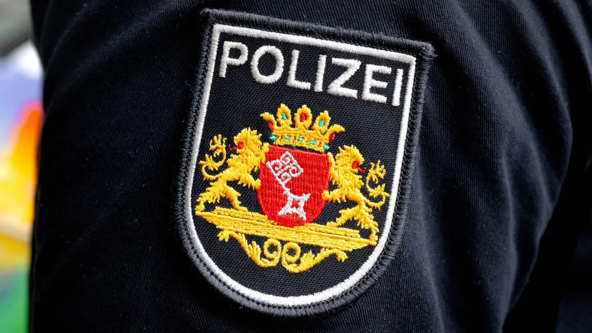 Polizei Bremen: ARCHIV - 13.03.2024, Bremen: Ein Polizist im Einsatz. (zu dpa: «Mann nach Streit mit Autofahrer in Bremen gestorben») Foto: Sina Schuldt/dpa +++ dpa-Bildfunk +++