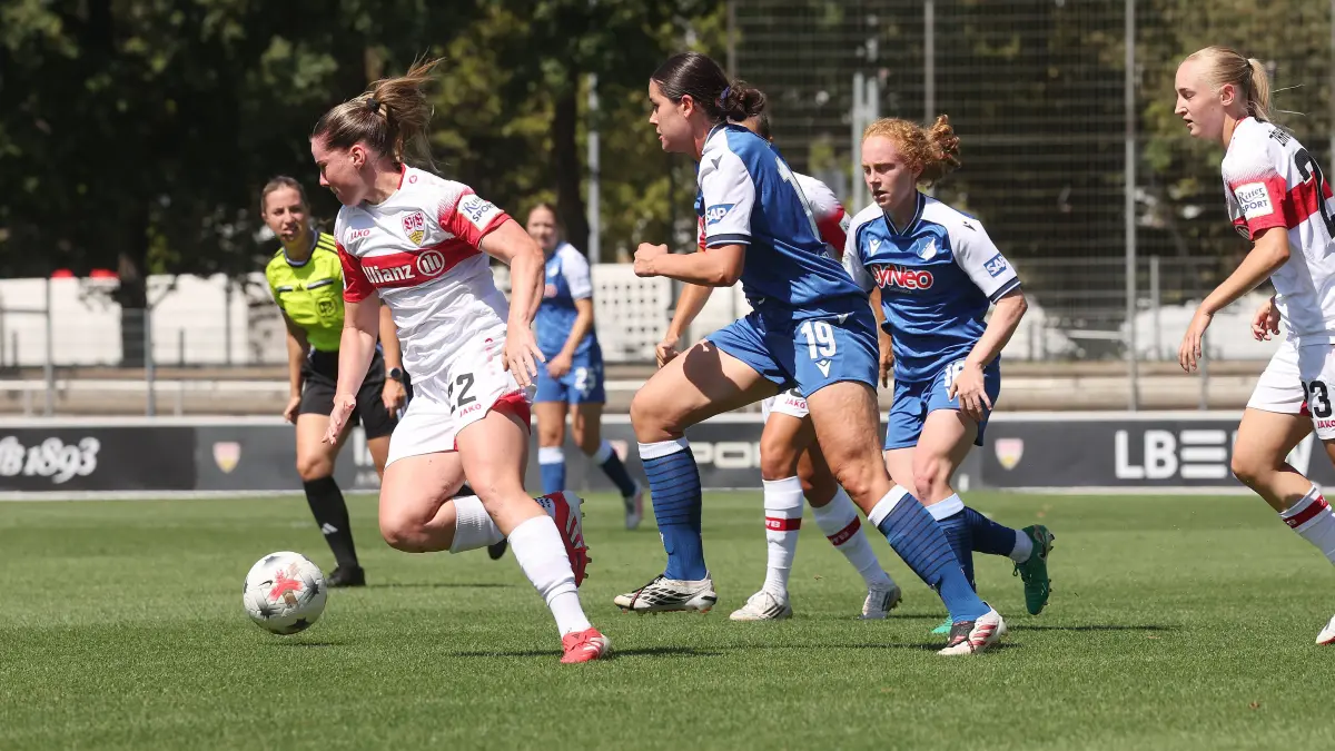 VfB Stuttgart Saisoneröffnung : Stuttgart , VfB Stuttgart Saisoneröffnung VfB Stuttgart Frauen vs. TSG 1899 Hoffenheim Frauen , von links: Adrian Achcinska VfB / Svenja Fölmli Hoff *** Stuttgart, VfB Stuttgart Season Opener: VfB Stuttgart Women vs. TSG 1899 Hoffenheim Women from left: Adrian Achcinska VfB, Svenja Fölmli Hoff