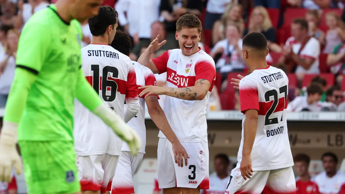 VfB Stuttgart Saisoneröffnung : BAU // Stuttgart , VfB Stuttgart Saisoneröffnung VfB Stuttgart vs. Everton FC, Torschütze Ramon Hendriks (VfB, Mitte) jueblt über sein Tor zum 2:0 mit Badredine Bouanani (VfB, rechts)