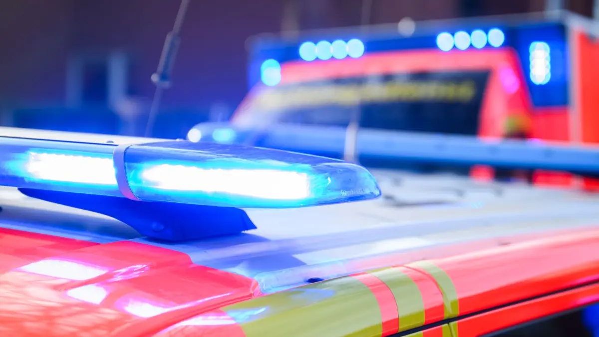 Rettungswagen: ARCHIV - 03.02.2025, Niedersachsen, Hannover: Blaulichter leuchten an einer Einsatzstelle auf einem Notarzt Fahrzeug und einem Rettungswagen. (zu dpa: «Crash beim Überholen: Drei Verletzte bei Unfall auf B256») Foto: Julian Stratenschulte/dpa +++ dpa-Bildfunk +++