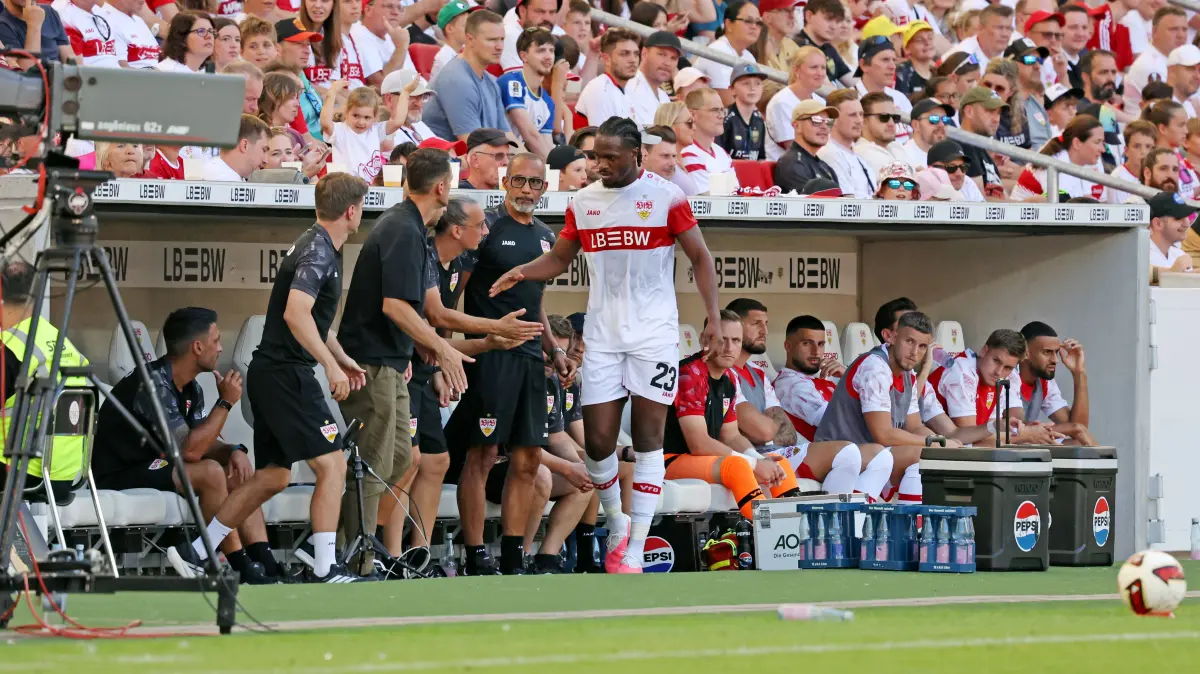 08.08.26 VfB Stuttgart - FC Everton Deutschland, Stuttgart, 08.08.2026, Fussball, Bundesliga, Saison 2026/2027, Testspiel, VfB Stuttgart - FC Everton: v.l. Dan-Axel Zagadou VfB Stuttgart, Dr. Raymond Best Mannschaftsarzt VfB Stuttgart, Sebastian Hoeneß Trainer VfB Stuttgart. *** August 8, 2026, VfB Stuttgart vs. Everton, Germany, Stuttgart, August 8, 2026, Soccer, Bundesliga, 20262027 season, Friendly match, VfB Stuttgart vs. Everton FC, Dan Axel Zagadou VfB Stuttgart, Dr. Raymond Best team doctor, VfB Stuttgart, Sebastian Hoeneß head coach, VfB Stuttgart