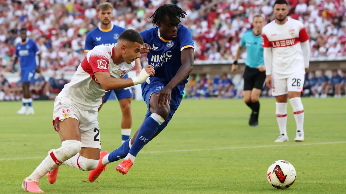 VfB Stuttgart Saisoneröffnung : BAU // Stuttgart , VfB Stuttgart Saisoneröffnung VfB Stuttgart vs. Everton FC, v.l. Badredine Bouanani (VfB), Tyrique George (Everton)
