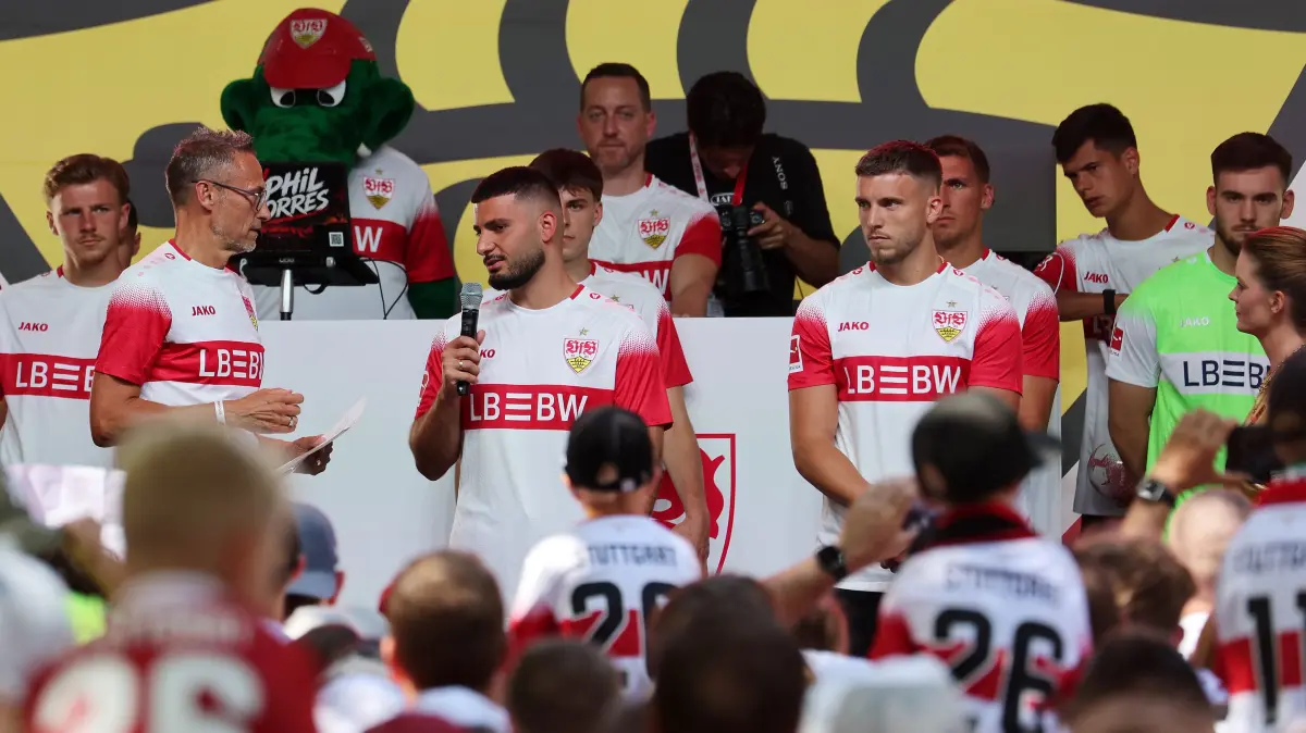 VfB Stuttgart Saisoneröffnung : BAU // Stuttgart , VfB Stuttgart Saisoneröffnung VfB Stuttgart vs. Everton FC, vorne v.l. Deniz Undav, Ermedin Demirovic