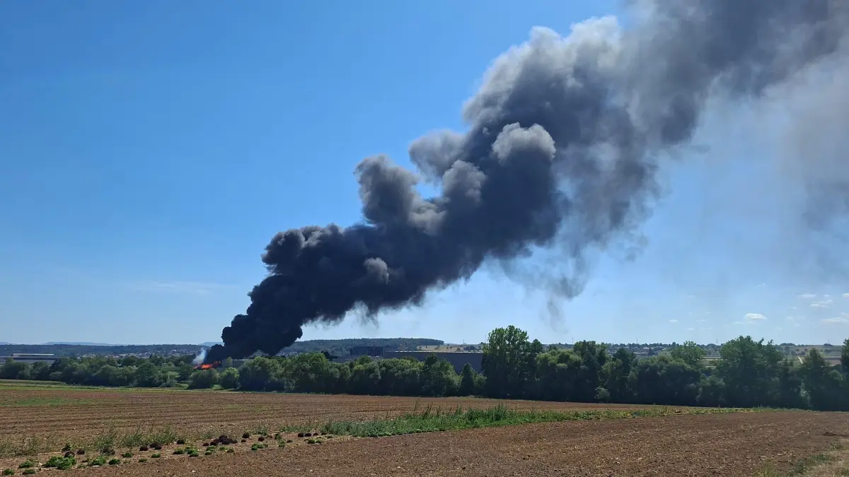 Viel Rauch steigt über dem Industriegebiet in Neuhausen auf.