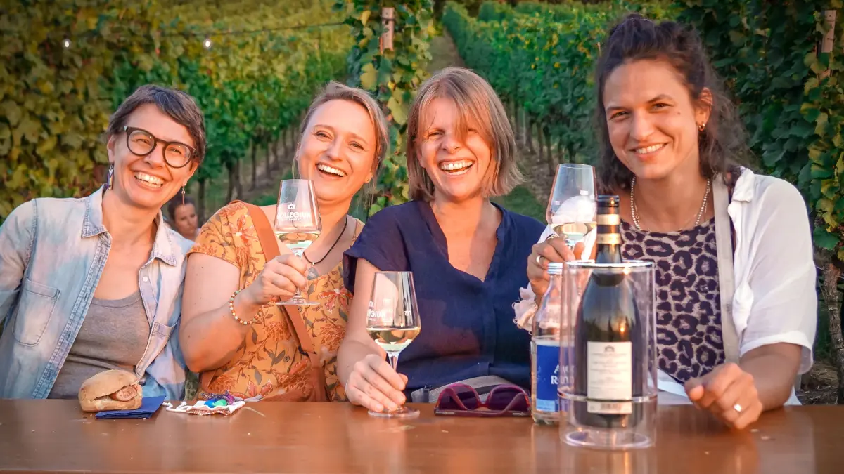 Gastro. Das Collegium Wirtemberg lädt zur Weinmeile. Hunderte Besucher genießen Wein und Sonnenuntergang in den Weinbergen mit Blick auf Stuttgart : Gastro. Das Collegium Wirtemberg lädt zur Weinmeile. Hunderte Besucher genießen Wein und Sonnenuntergang in den Weinbergen mit Blick auf Stuttgart