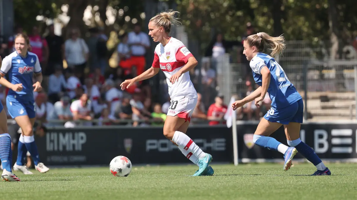 VfB Stuttgart Saisoneröffnung : BAU // Stuttgart , VfB Stuttgart Saisoneröffnung VfB Stuttgart Frauen vs. TSG 1899 Hoffenheim Frauen , Jana Beuschlein ( VfB )