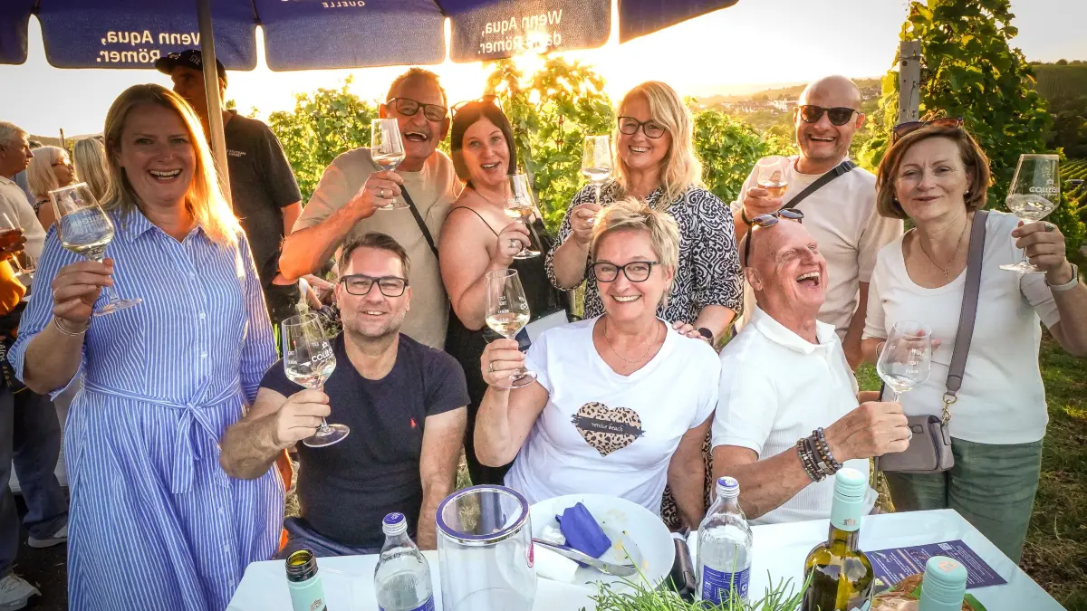 Gastro. Das Collegium Wirtemberg lädt zur Weinmeile. Hunderte Besucher genießen Wein und Sonnenuntergang in den Weinbergen mit Blick auf Stuttgart : Gastro. Das Collegium Wirtemberg lädt zur Weinmeile. Hunderte Besucher genießen Wein und Sonnenuntergang in den Weinbergen mit Blick auf Stuttgart